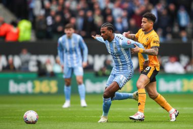 Wolverhampton Wanderers 'dan Hwang Hee-Chan, 16 Mart 2024 tarihinde Wolverhampton FA Cup Quarter- Final maçı sırasında Wolverhampton Wanderers' a karşı Coventry City 'de Wolineux, Wolverhampton, Birleşik Krallık' ta Joo Gomes 'u durdurdu.