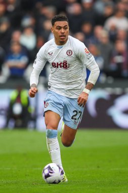 Aston Villa 'dan Morgan Rogers 17 Mart 202' de Londra 'daki Londra Stadyumu' nda oynanan Premier League maçı sırasında topla bir çıkış yaptı.