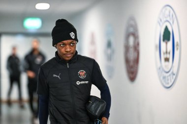 Blackpool 'dan Karamoko Dembele, İngiltere' nin Wigan şehrinde 16 Mart 202 'de oynanan Wigan-Blackpool maçında Gökyüzü İddia Ligi 1 maçı öncesinde geldi.