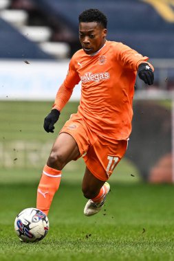 Blackpool 'dan Karamoko Dembele, 16 Mart 202' de İngiltere 'nin Wigan Stadyumu' nda oynanan Wigan Atletizm ve Blackpool maçında topla bir çıkış yaptı.