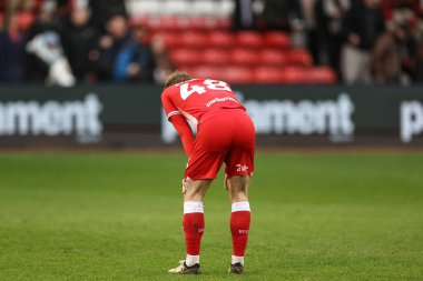 Barnsley 'den Luca Connell, 16 Mart 202' de Oakwell, Barnsley, Birleşik Krallık 'ta oynanan Sky Bet Lig 1 maçında ıslık çaldıktan sonra mola verdi.