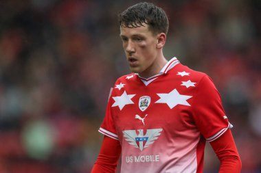 Barnsley 'li Mal de Gevigney, Sky Bet Ligi 1 maçı sırasında Barnsley ile Cheltenham Town, Oakwell, Barnsley, Birleşik Krallık' ta, 16 Mart 2024