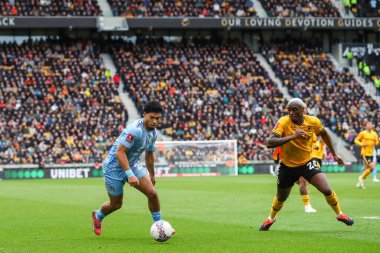 Coventry City 'den Milan van Ewijk, 16 Mart 202 tarihinde Wolverhampton Wanderers' ın Coventry City 'e karşı oynadığı final maçı sırasında topla koşuyor.