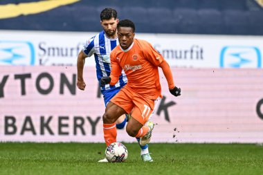 Blackpool 'dan Karamoko Dembele, 16 Mart 202' de İngiltere 'nin Wigan Stadyumu' nda oynanan Wigan Atletizm ve Blackpool maçında topla bir çıkış yaptı.