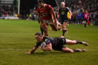 Wigan Warriors 'dan Jake Wardle, Salford Community Stadyumu, Eccles, Birleşik Krallık' ta oynanan 5. Salford Red Devils - Wigan Warriors maçında bir deneme için sahaya çıkıyor.