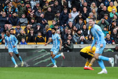 Coventry City 'den Ellis Simms, 16 Mart 202' de Birleşik Krallık 'ın başkenti Molineux' da oynanan ve Wolverhampton 'un Coventry City' ye karşı oynadığı son müsabaka olan Emirates FA Kupası Çeyreği 'nde 2-2' lik galibiyetini kutluyor.