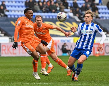 Blackpool 'dan Karamoko Dembele, Wigan Athleticli Matt Smith ile birlikte Wigan Ligi 1 maçı sırasında Wigan Athletic' in Blackpool 'a karşı oynadığı DW Stadyumu, Wigan, İngiltere, 16 Mart 202