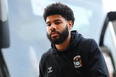 Coventry City 'den Ellis Simms, Birleşik Krallık, Wolverhampton, İngiltere' de 16 Mart 202 tarihinde oynanan son karşılaşma olan Wolverhampton Wanderers-Coventry City maçının önüne geçti.