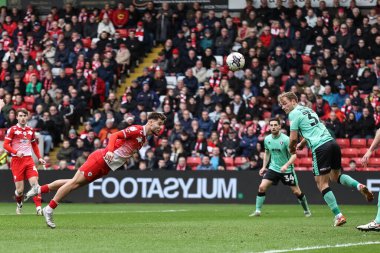 Barnsley 'den John Mcatee, 16 Mart 202' de İngiltere 'nin Oakwell kentinde oynanan Barnsley-Cheltenham Town maçında kaleye doğru ilerliyor.