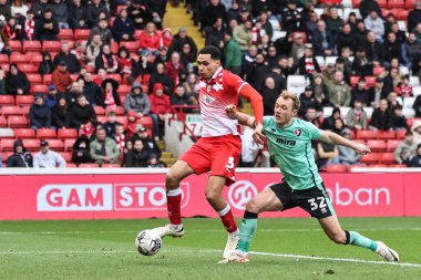 Barnsley 'den Jon Russell, Cheltenham Town' dan Greg Sloggett 'ı 16 Mart 202' de Oakwell, Barnsley, Birleşik Krallık 'ta oynanan Sky Bet League 1 karşılaşmasında durdurdu.
