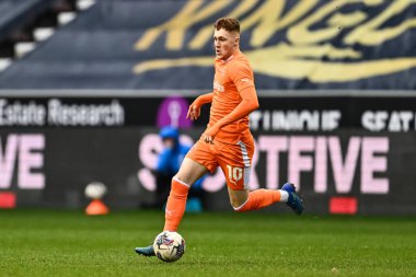 Blackpool 'dan Sonny Carey, İngiltere' nin Wigan şehrinde 16 Mart 202 'de oynanan Wigan Atletizm ve Blackpool maçında topa vuruyor.