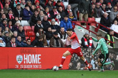 Barnsley 'den Jordan Williams, 16 Mart 202' de Oakwell, Barnsley, Barnsley Town 'da oynanan Sky Bet 1 karşılaşmasında topa vuruyor.