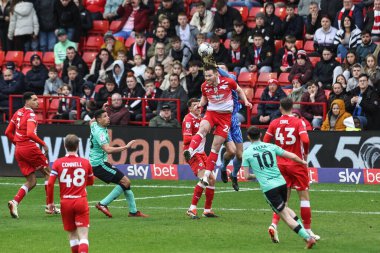 Barnsley 'den Liam Roberts ve Barnsley' den Jamie McCart, 16 Mart 202 'de Oakwell, Barnsley, Birleşik Krallık' ta oynanan Sky Bet 1 maçında topu Barnsley 'e karşı Cheltenham Town' a attı.