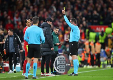 Liverpool 'dan Jrgen Klopp' a UEFA Avrupa Ligi maçı sırasında Anfield, Liverpool, Liverpool, Birleşik Krallık 'ta Liverpool' a karşı 14 Mart 2024 'te oynanan Liverpool maçında hakem Artur Dias Soares sarı kart verildi.
