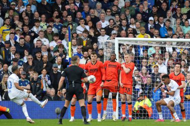 Leeds United takımından Crysencio Summerville serbest atışı yapıyor ama 17 Mart 202 'de Leeds United - Millwall maçında kurtarıldı.