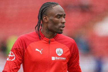 Barnsley 'den Devante Cole 16 Mart 202' de Oakwell, Barnsley, Birleşik Krallık 'ta oynanan Sky Bet 1 maçında ısınma turunda Barnsley ve Cheltenham Town karşı karşıya geldi.