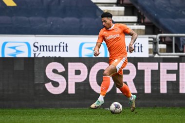 Blackpool 'dan Jordan Lawrence-Gabriel, İngiltere' nin Wigan şehrinde 16 Mart 202 'de oynanan Wigan-Blackpool maçında topu aldı.