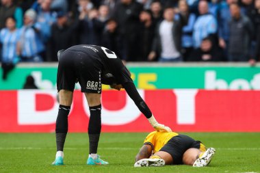 Coventry City 'den Bradley Collins, Birleşik Krallık Wolverhampton, Wolverhampton' da, 16 Mart 202 'de oynanan son müsabakada Wolverhampton Wanderers - Coventry City maçında Wolverhampton Wanderers' dan Mario Lemina 'yı kontrol ediyor.