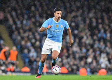 Manchester City 'den Rodri, 16 Mart 202 tarihinde Etihad Stadyumu' nda oynanan ve Manchester City 'nin Newcastle United' a karşı oynadığı final maçı sırasında topla ileri doğru ilerliyor.