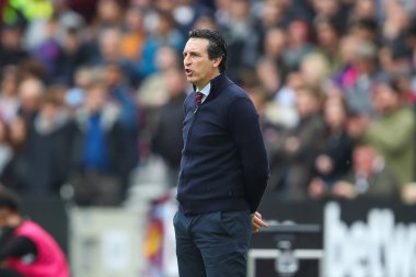 Aston Villa 'nın Unai Emery teknik direktörü 17 Mart 202' de Londra Stadyumu 'nda oynanan Premier League maçında takımına talimat verir.