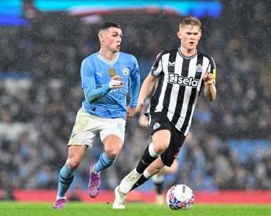 Manchester City 'den Phil Foden, 16 Mart 202 tarihinde Etihad Stadyumu' nda oynanan ve Manchester City 'nin Newcastle United' a karşı oynadığı son karşılaşmada topu ileri atıyor.