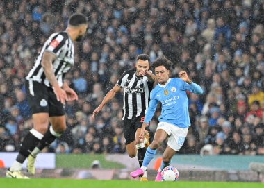 Manchester City 'den Oscar Bobb, 16 Mart 202 tarihinde Etihad Stadyumu' nda oynanan ve Manchester City 'nin Newcastle United' a karşı oynadığı final karşılaşmasında topu ileri atıyor.