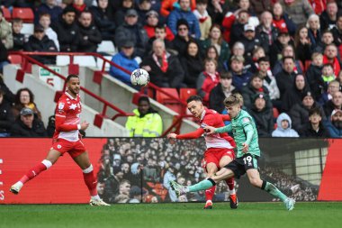 Barnsley 'den Jordan Williams, 16 Mart 202' de Oakwell, Barnsley, Barnsley Town 'da oynanan Sky Bet 1 karşılaşmasında topu geçiyor.