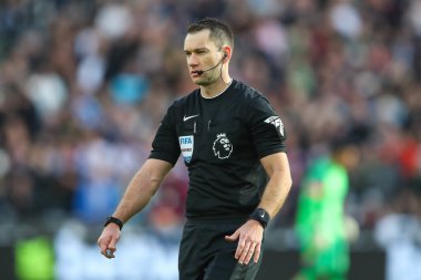 Hakem Jarred Gillett Premier Lig maçında West Ham United, Aston Villa 'ya karşı Londra Stadyumu, 17 Mart 202