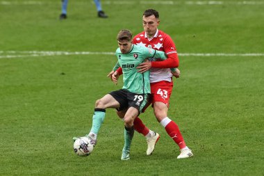 Cheltenham Town 'dan George Lloyd, Barnsley' li Josh Earl 'ü 16 Mart 202' de Oakwell, Barnsley 'deki Barnsley Cheltenham Town maçında durdurdu.