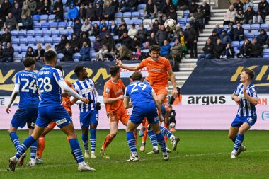 Blackpool takımından Kyle Joseph, Wigan Athletic 'e karşı Blackpool maçında 16 Mart 202' de Wigan Stadyumu 'nda kaleye doğru ilerliyor.