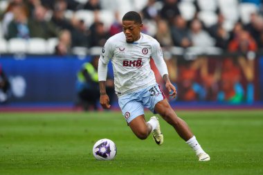 Aston Villa takımından Leon Bailey 17 Mart 202 'de Londra' daki Londra Stadyumu 'nda oynanan Premier League maçı sırasında topla bir çıkış yaptı.
