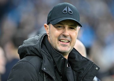 TV yıldızı Paddy McGuinness ısınma turlarında saha kenarında, Emirates FA Cup Quarter- Final maçı Manchester City ile Newcastle United Etihad Stadyumu, Manchester, İngiltere, 16 Mart 202