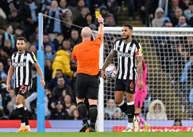 Hakem Simon Hooper, Newcastle United 'dan Jamaal Lascelles' a 16 Mart 202 tarihinde Etihad Stadyumu 'nda oynanan ve Manchester City' nin Newcastle United 'a karşı oynadığı final maçında sarı kart verdi.