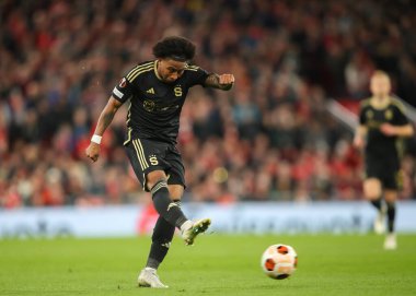 Sparta Praha Atletizm Kulübü 'nden Angelo Preciado, Anfield, Liverpool, İngiltere' de oynanan UEFA Avrupa Ligi karşılaşmasında topa vuruyor.