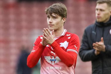 Barnsley 'den Luca Connell, 16 Mart 202' de İngiltere 'nin Oakwell kentinde oynanan Sky Bet 1 karşılaşmasında ev sahibi taraftarları alkışlıyor.