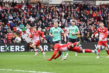 Barnsley 'den Devante Cole, 16 Mart 202' de Oakwell, Barnsley, Birleşik Krallık 'ta oynanan Sky Bet Ligi 1 karşılaşmasında kaleye doğru ilerliyor.