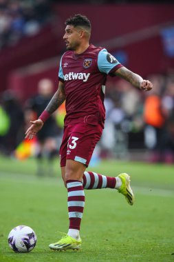 West Ham United takımından Emerson Palmieri, 17 Mart 202 'de Londra' daki Londra Stadyumu 'nda oynanan Premier League maçında West Ham United ve Aston Villa karşı karşıya geldi.