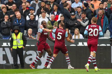 West Ham United takımından Michail Antonio, Premier League maçı West Ham United ile Aston Villa maçında 17 Mart 202 'de Londra' daki Londra Stadyumu 'nda 1-0 kazanma golünü kutluyor.