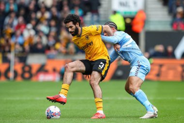 Wolverhampton Wanderers 'dan Rayan At-Nouri, Coventry City' den Joel Latibeaudiere 'i, 16 Mart 2024' te Birleşik Krallık 'ın Molineux kentinde oynanan Emirlikler FA Cup Quarter- Final maçı sırasında durdurdu.