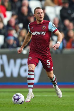 West Ham United takımından Bay Coufal, Premier League maçında, 17 Mart 2024 'te Londra Stadyumu' nda West Ham United 'a karşı Aston Villa maçında topa vuruyor.