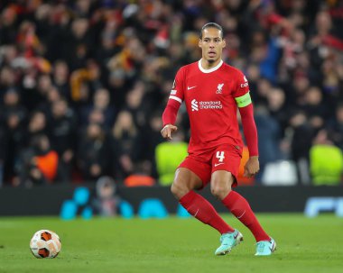 Liverpool 'dan Virgil van Dijk, Anfield, Liverpool' da oynanan UEFA Avrupa Ligi maçı sırasında 14 Mart 202 tarihinde Sparta Prag 'a karşı
