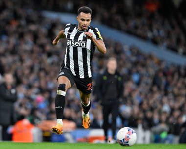Newcastle United takımından Jacob Murphy, 16 Mart 202 tarihinde Etihad Stadyumu 'nda oynanan ve Manchester City' nin Newcastle United 'a karşı oynadığı final maçı sırasında topu takip ediyor.