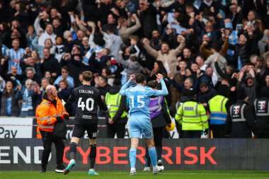 Coventry City 'den Liam Kitching, Birleşik Krallık' ın Wolineux, Wolverhampton şehrinde oynanan ve 16 Mart 202 tarihinde oynanan son karşılaşma olan Emirates FA Cup Quarter- Wolverhampton Wanderers maçında kazandığı galibiyeti kutluyor.