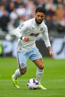 Douglas Luizof Aston Villa, Premier Lig maçında, 17 Mart 202 'de Londra Stadyumu' nda West Ham United ile Aston Villa maçında topa vuruyor.