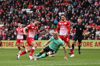 Barnsley 'den Adam Phillips, 16 Mart 202' de Oakwell, Barnsley 'de oynanan 1. Gökyüzü İddia Ligi maçı Barnsley ve Cheltenham Town maçında topa vuruyor.