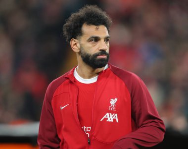 Liverpool 'dan Muhammed Salah, Anfield, Liverpool, Birleşik Krallık' ta oynanan UEFA Avrupa Ligi maçı sırasında, başlangıç çizgisinde sıralanır.