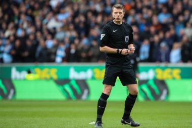 Hakem Samuel Barrott, Birleşik Krallık, Wolineux, Wolverhampton 'da Wolverhampton Wanderers-Coventry City maçında 16 Mart 202