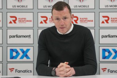 Neill Collins Barnsley 'in baş antrenörü 16 Mart 202' de İngiltere 'nin Oakwell kentinde oynanan Sky Bet 1 maçında basın toplantısında konuşuyor.