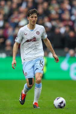 Aston Villa takımından Pau Torres, Premier League maçında topu Londra Stadyumu 'nda West Ham United ve Aston Villa' ya karşı 17 Mart 202 'de bırakıyor.