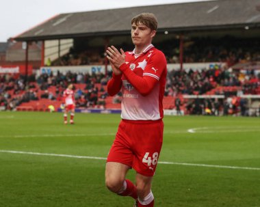 Barnsley 'den Luca Connell, 16 Mart 202' de Oakwell, Barnsley, İngiltere 'de oynanan Sky Bet 1 karşılaşmasında taraftarları alkışlıyor.
